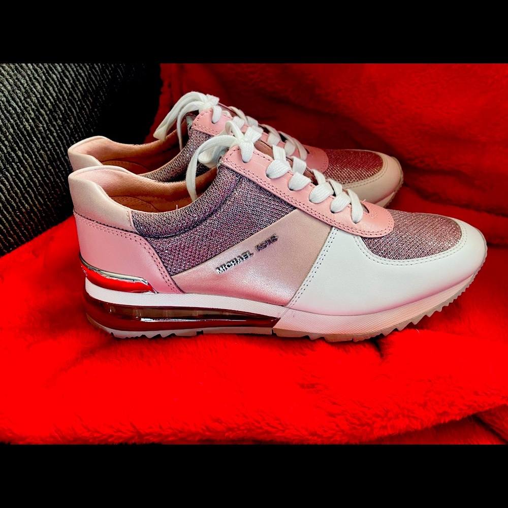Brand new Michael kors size 7.5 pink and white .